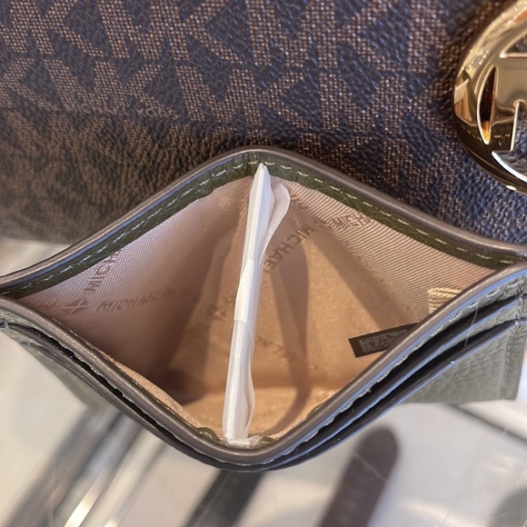 MICHAEL KORS
Reed Large Pebbled Leather Card Holder Case Wallet
COLOR:OLIVE
NWT - Picture 5 of 16